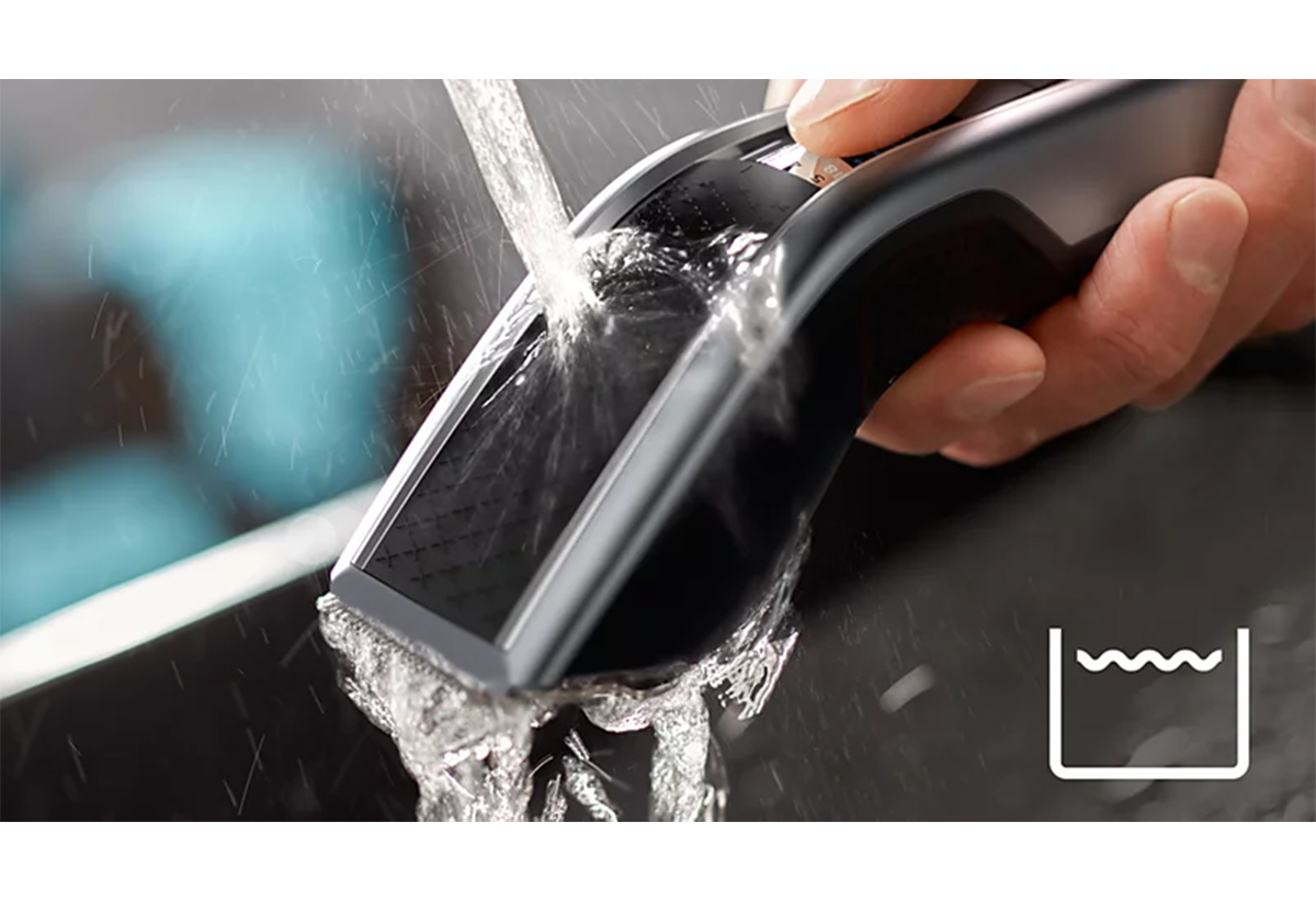 Απεικονίζεται η μηχανή να πλένεται με νερό βρύσης.